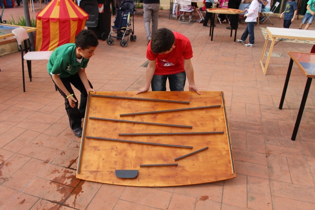 Bigliaio Matto - Cascate Sincrone - Gioco inventato - Lo scopo è quello di far cadere una o più biglie nella vasca dondolando il pannello in coppia. Gioco Collaborativo