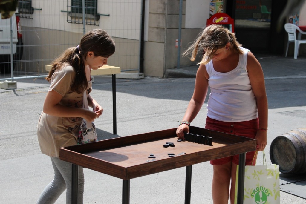 Domino - Uno strepitoso gioco che può essere giocato sia nel più classico dei modi, sia nella versione anni '80 in cui si impilano le tessere creando vere e proprie strade e poi buttando giù le tessere a cascata!