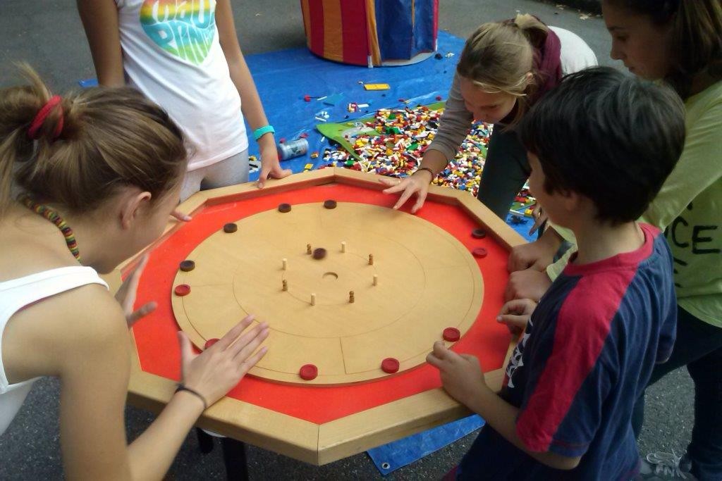 Krokinole - Un gioco strepitoso che condivide le caratteristiche del gioco del tiro a segno, le biglie e le bocce!