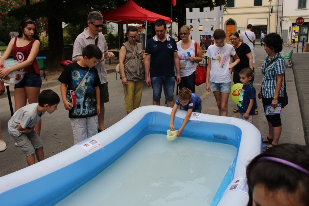 Piscina Grande - Grazie all'installazione di questa piscina molto grande possiamo ricreare giochi davvero speciali come il laboratorio per costruire le Barche a Ruote di Leonardo da Vinci, le barche a vela o creare vere e proprie gare con le nostre barche a motore! Divertimento e freschezza sicuri!