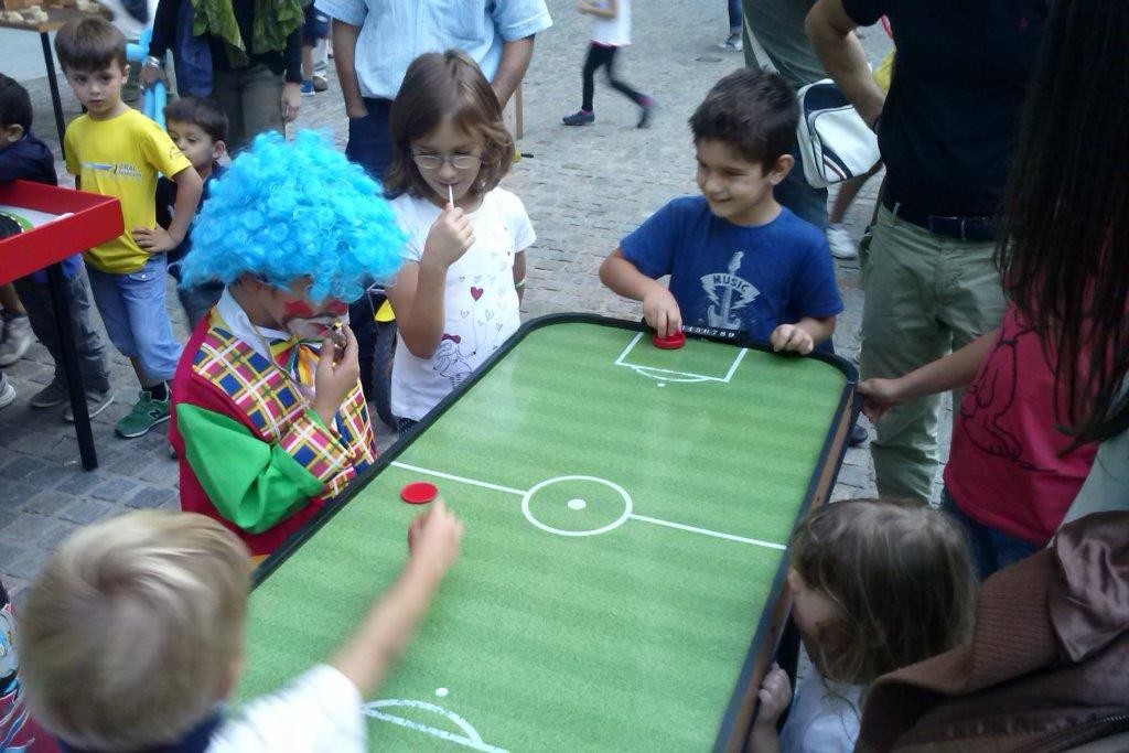 Speedy Football - Un piano liscio come l'olio, potenti getti di aria compressa spingono a velocità incredibili il disco! Chi vincerà tra i due concorrenti?!!