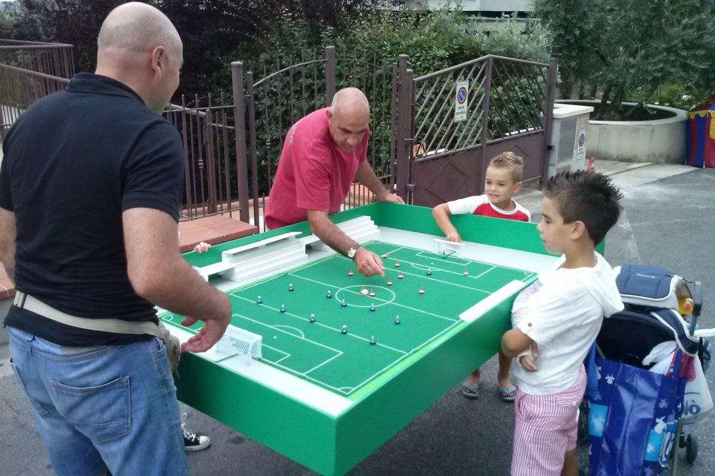 Subbuteo - Calcio Tavolo. Un gioco intramontabile il calcio con le dita! Anche nella versione Top Spin! Noi abbiamo anche realizzato un campo che si illumina di notte! Chi non lo ha mai provato lo deve fare adesso!